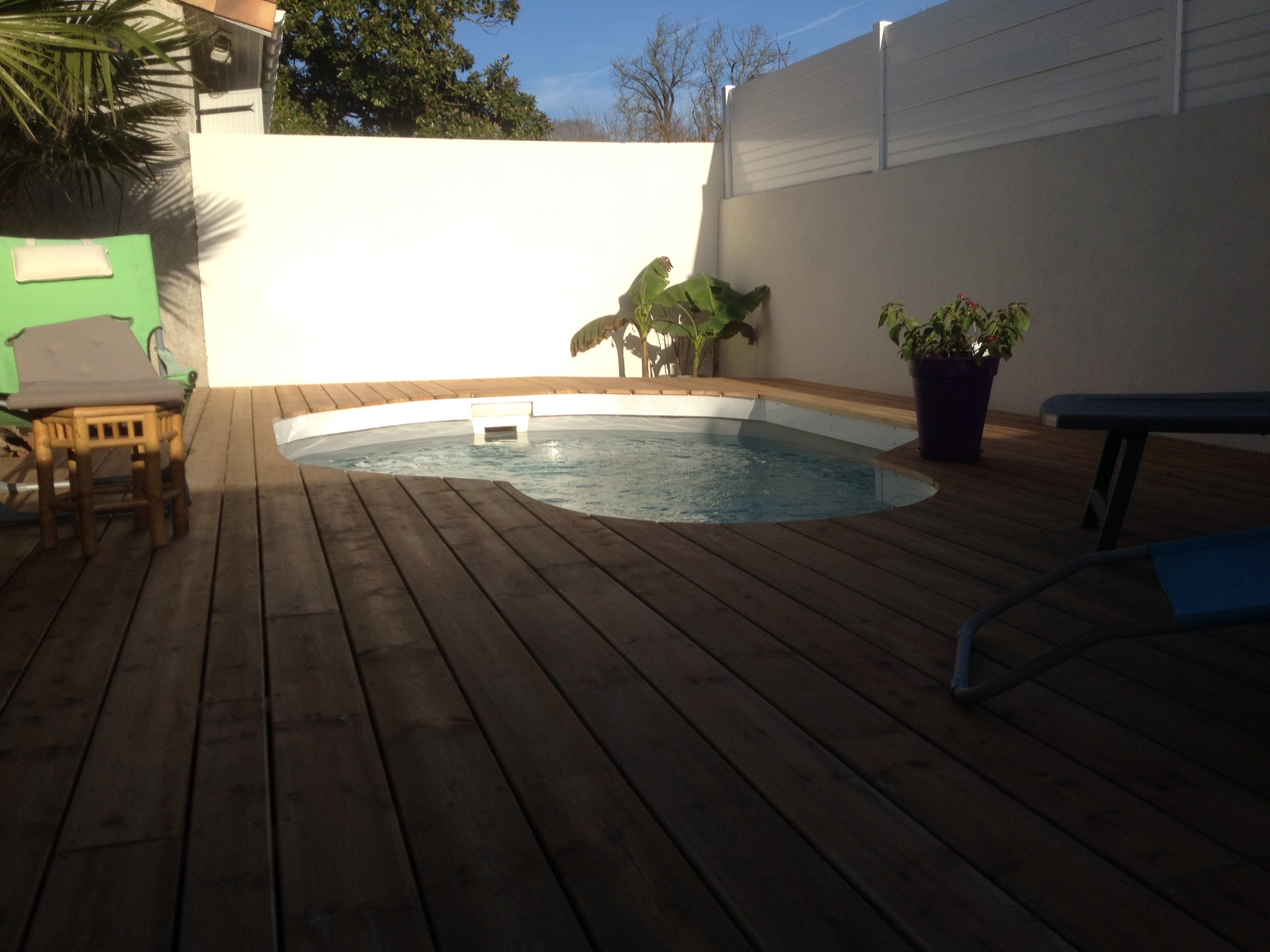 terrasse en pin en contour de piscine de ville à Bègles