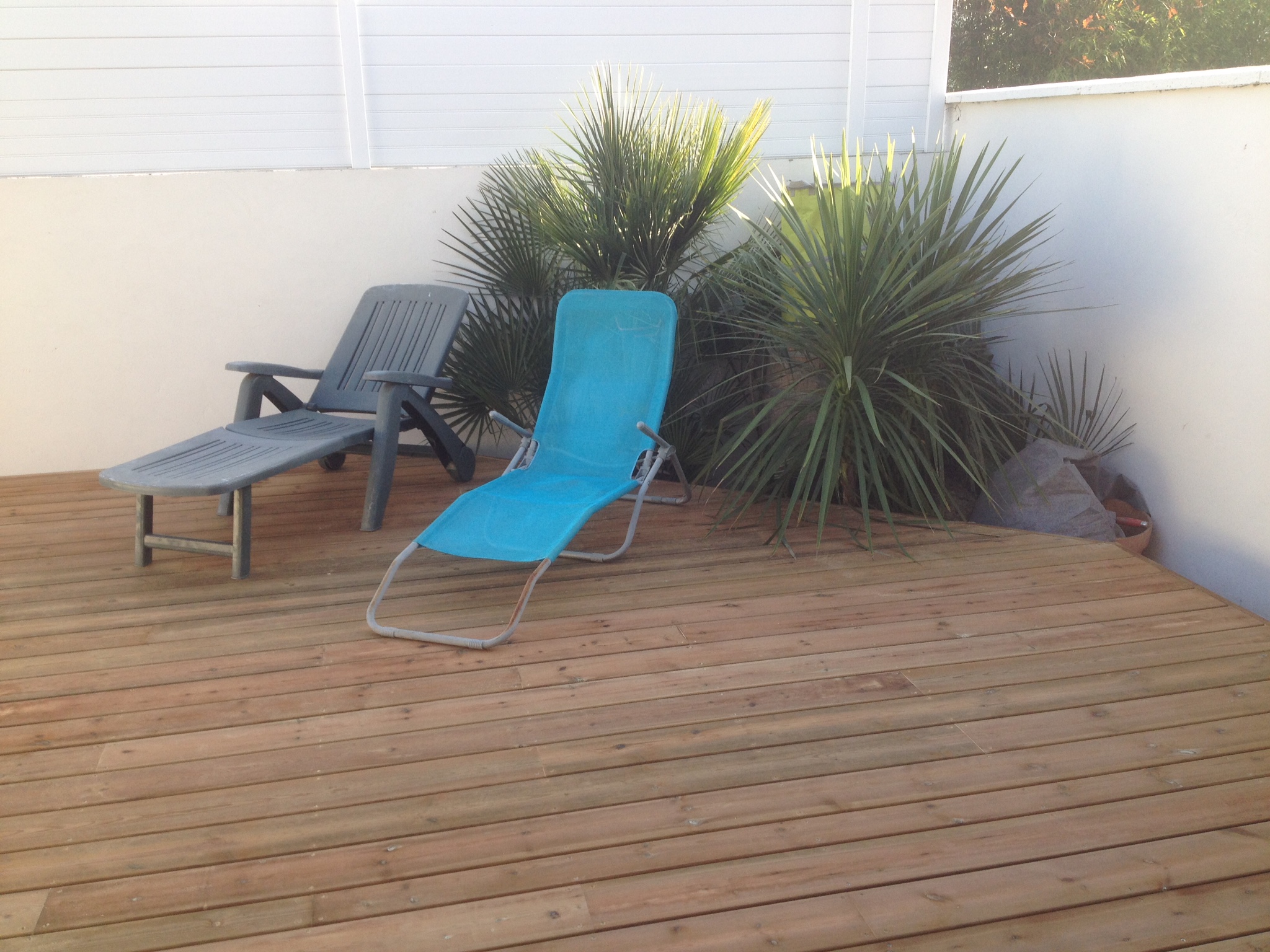 terrasse en pin en contour de piscine de ville à Bègles