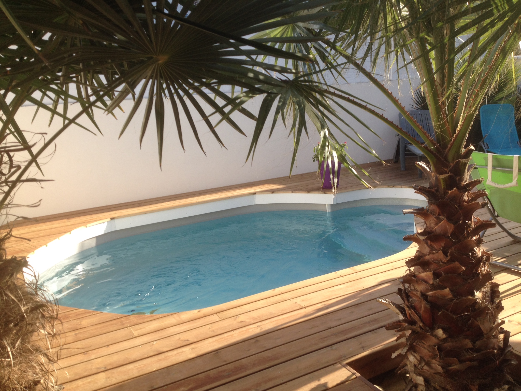 terrasse en pin en contour de piscine de ville à Bègles