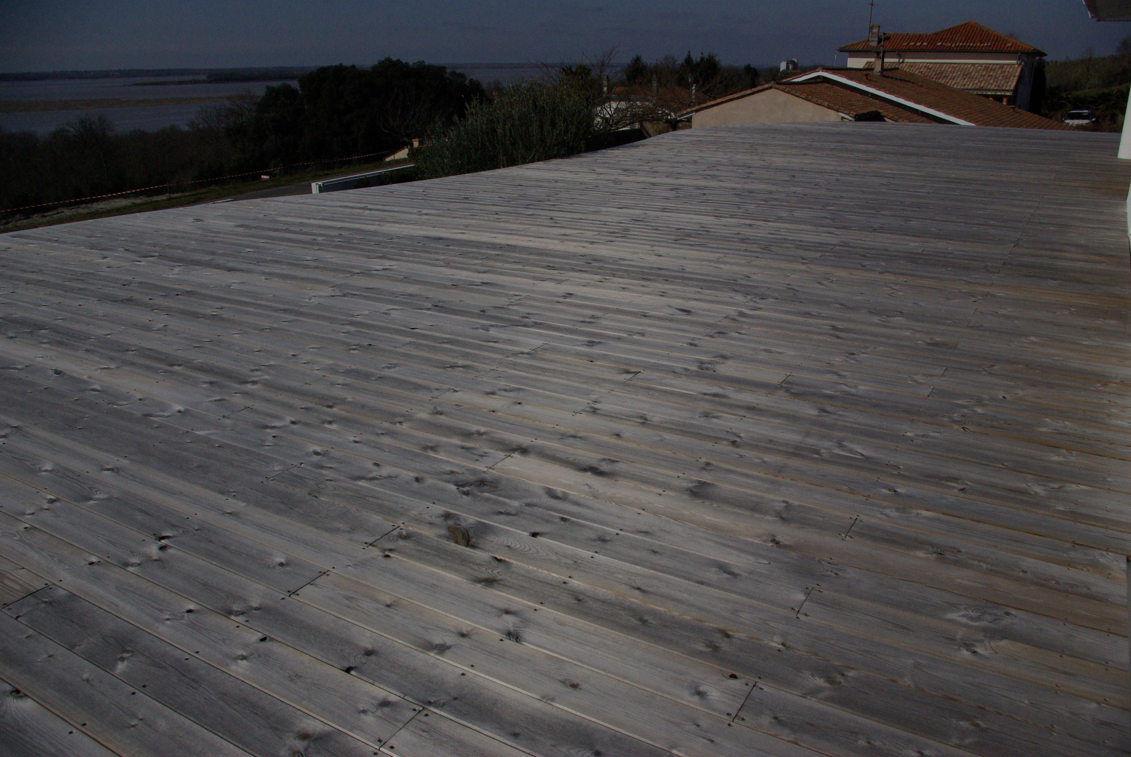 terrasse en pin grisée sur l_estuaire de la Gironde(