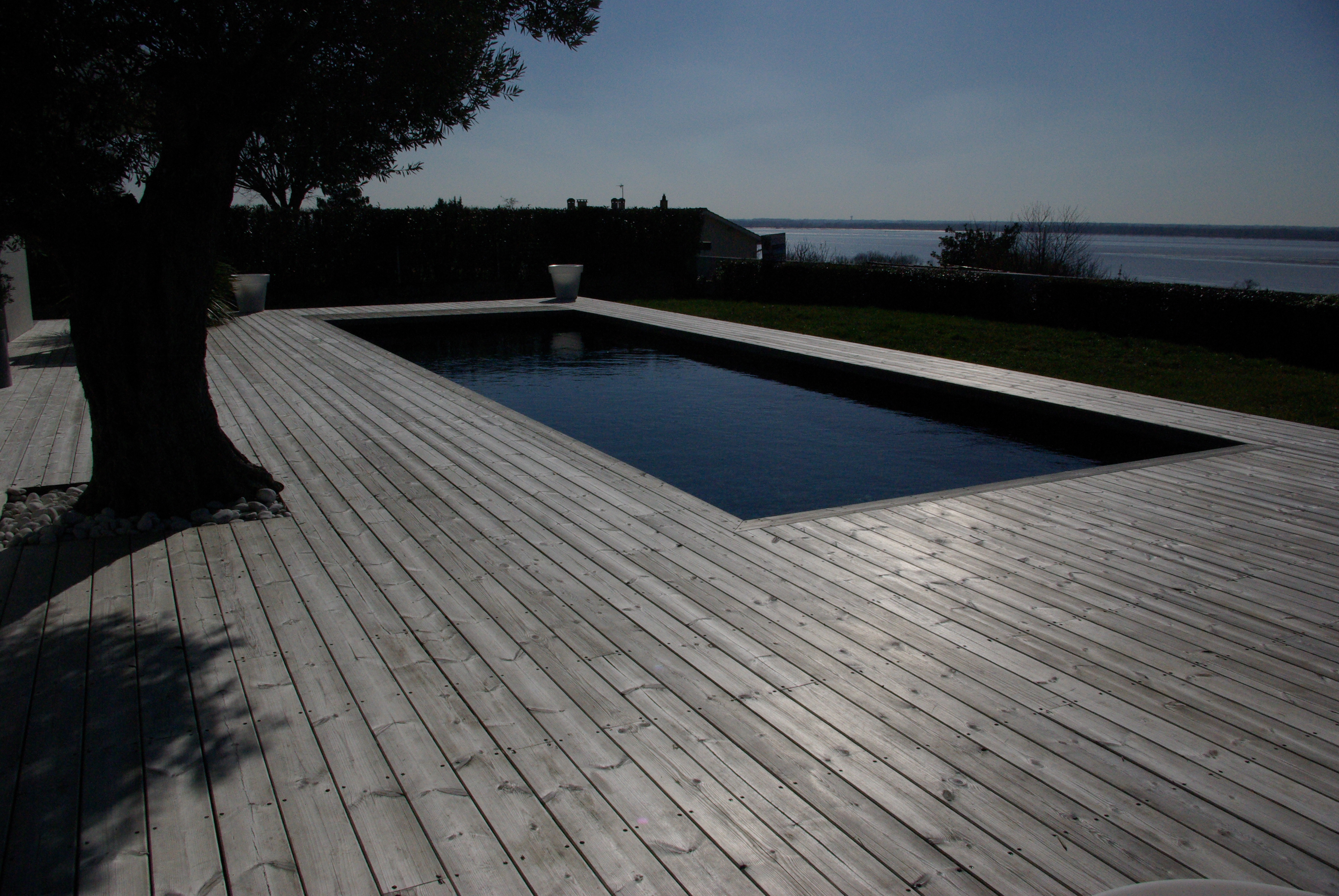 terrasse en pin grisée sur l_estuaire de la Gironde(